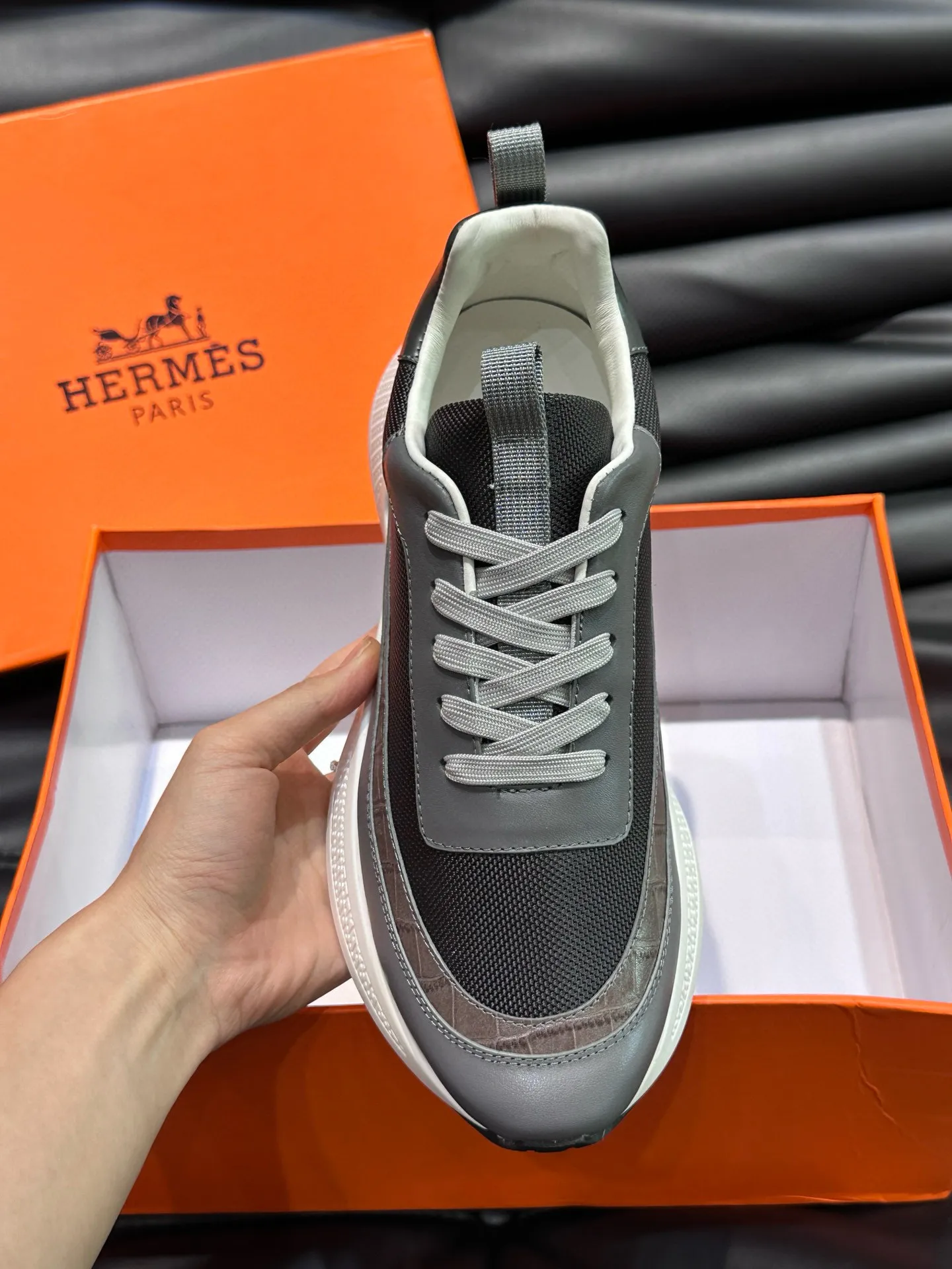 Factory price: 540💰HERMES/Hermes Hugo thick-soled sneakers are casual men's shoes. These sneakers are made of imported first-layer cowhide leather and breathable mesh design. The contrasting color design creates a dynamic and modern shape. The front end of the toe is decorated with natural-color rubber inlays. The style is novel and fashionable. The texture is incomparable, with cowhide lining and cowhide foot pads, the upper foot is comfortable and breathable, and the rubber sole is decorated with geometric patterns and iconic "H" details. A very personal one! Size: 39-44 (customized at 38.45)